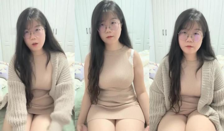长相清秀文静眼镜小胖妹,衣品很贊,外表看起来很贤惠,没想到这么反差,奶子硕大自然垂下来