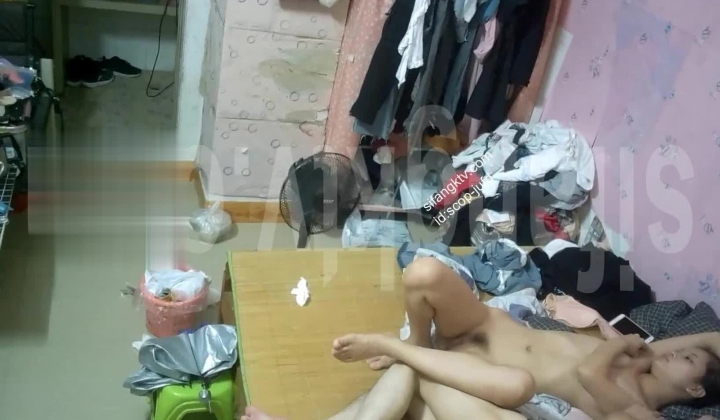 邪恶的房东暗藏摄像头偷窥小情侣在家全裸不穿衣服的日常