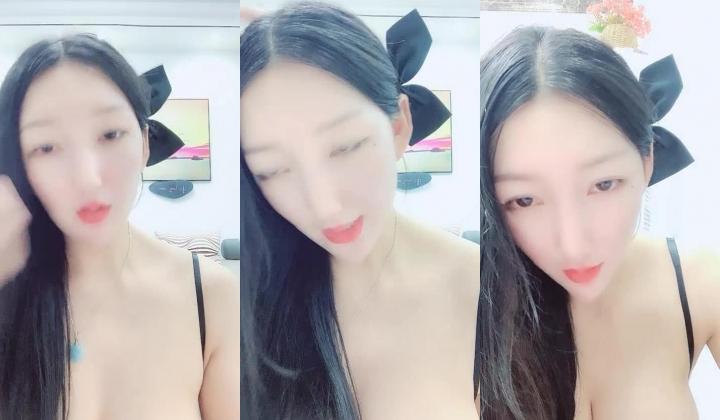 爆乳胸模皮肤白皙如牛奶，吊钟巨乳晃来晃去实在是大，实在是打飞机首选