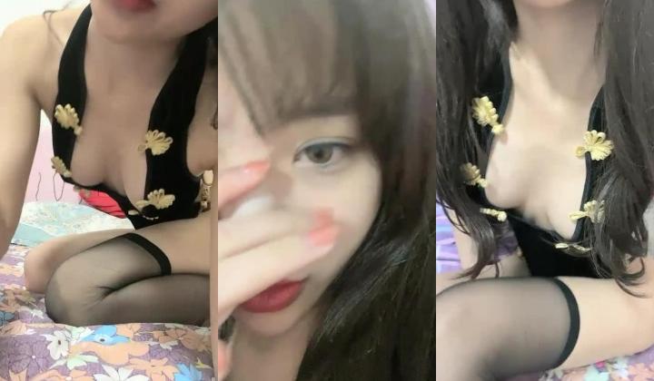 大眼睛新人漂亮妹子性感情趣装黑丝居家自慰，完美翘臀拨开内裤跳蛋塞逼，露出大白美乳揉搓，毛毛弄呻吟诱人