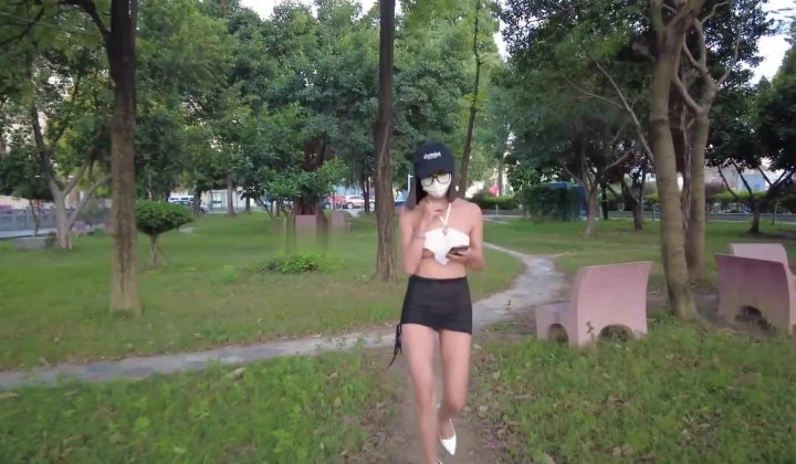 人气露出女神，【cikaimoon】，海边露营散步，油彩比基尼，海浪拍打裸体嬉戏，美景佳人堪比大片