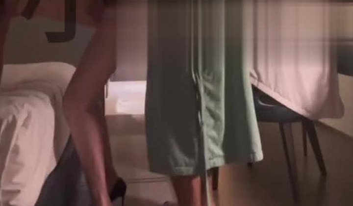 已退圈的推特人气绿帽夫妻【小海怪】私拍，媳妇极品大长腿身材顶流，娇妻送给单男玩肏