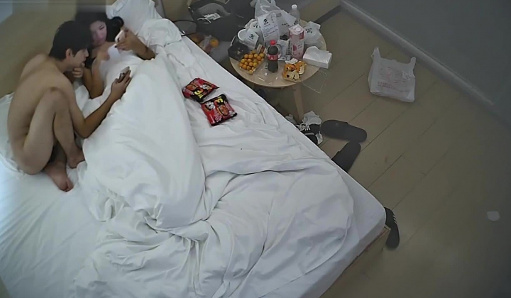 酒店偷拍 连续两天入住情侣气质甜美又身材不错的美女喜欢上位榨取男友精液