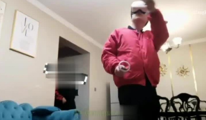 重磅炸弹！万人求档高门槛梦幻联动，顶级绿帽网红大咖联手【绿帽女友+你的大婊姐】私拍，当着男友的面给戴绿帽子