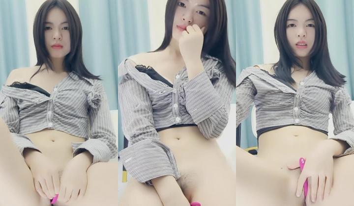 高冷气质美女小姐姐，小尺度性感诱惑，没穿内裤，一线天美穴骚跳蛋，翘起屁股掰开，低低呻吟娇喘