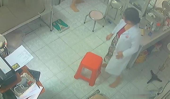 黑客破解医院妇科监控摄像头偷拍 男医生做B超阴超磨蹭温柔插入眼镜少妇不好意思看
