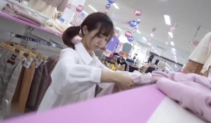逛女装店偶遇枚白白净净滴导购妹纸 绞尽脑汁儿把她看个遍！