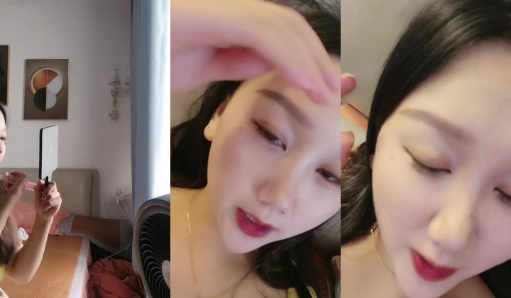 哺乳期良家小奶妈一个人在家奶完孩子陪狼友发骚，全程露脸美美哒淫声荡语互动撩骚，脱光了揉奶玩逼挤奶水