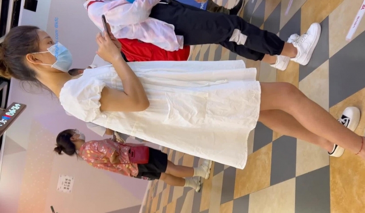 商城奶茶店宽松裙露胸罩小美女透过网纱内裤清晰看到诱人屁股沟