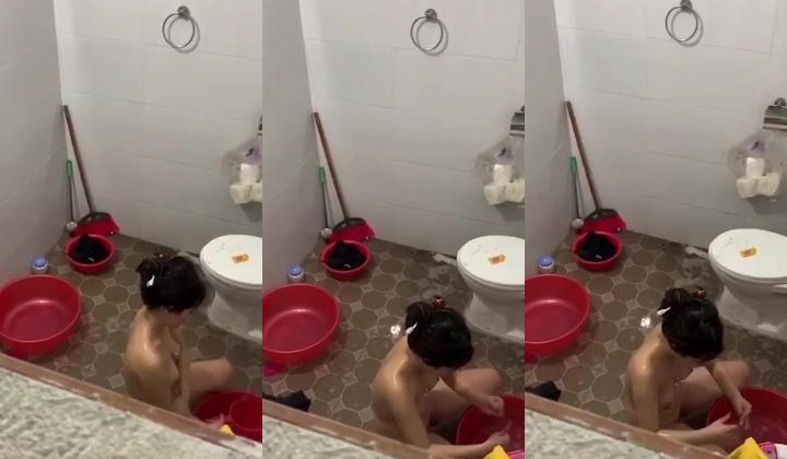窗外偷拍小嫂子脱光衣服洗澡,竟然坐在地上用水对着逼冲洗,真是太不讲卫生了