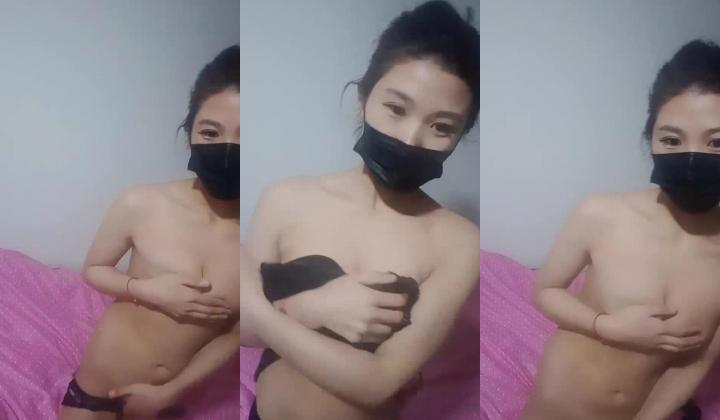 看着很清纯实际很闷骚前凸后翘大美妞，露脸挑逗揉奶子诱惑，独自在家呻吟，自慰骚穴特写淫水很多第3部