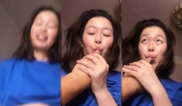 嫂子你真美，嫂子你真浪，女上位风骚地摇摆，还笑着问问咧：‘爽不爽’，‘要得’！