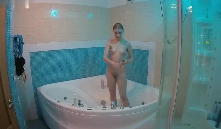 关系很好的小姐妹一起洗澡 一个女生先进去 趁其它人还没进来 借脱衣服的空档自己先揉下逼小爽一下