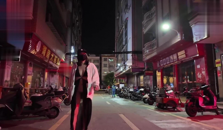 深夜出门吃夜宵，【cikaimoonLiWaynix】城市露出，被路人拿手机拍摄，大叔们看傻眼了，刺激