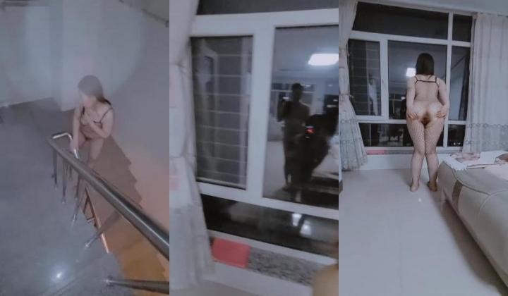 良家人妻，闷骚的一面，穿丝袜掰开大屁股，悄悄打开门，楼梯下楼熘达，好怕被邻居发现呀！