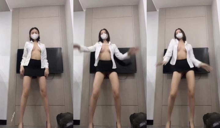 很带劲儿的节目！【172CM大长腿九头身短发女神】的自慰和热舞VIP定制，韵味十足的御姐，笔直的大长美腿，看的让人血脉喷张
