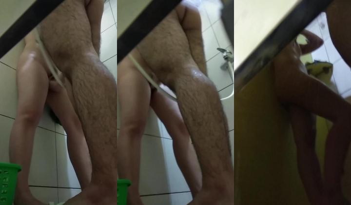 合租房淋浴间偷拍 一对在里面洗澡的情侣一边洗澡一边操B