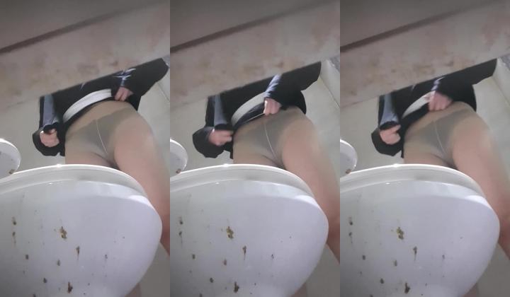高手潜入夜店躲藏女厕障碍物做掩护现场实拍各种丝袜蕾丝内裤大长腿美眉方便气质不输明星美女先吐后尿