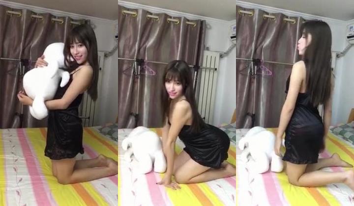 精美尤物--何冉大尺度[体育场的直穿少女]无水印高清视频套图