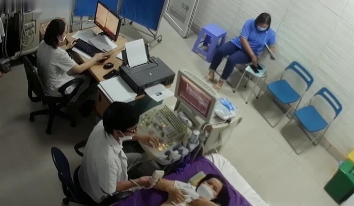 黑客破解医院妇科监控摄像头偷拍 男医生做B超阴超磨蹭温柔插入眼镜少妇不好意思看