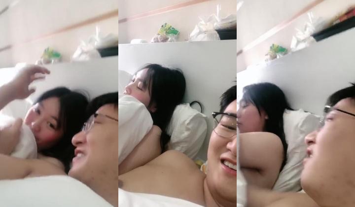 清纯系小女友跟渣男小哥床上啪啪，跟狼友互动撩骚激情，撸着鸡巴躲在被窝里玩道具，激情上位边亲边草好刺激