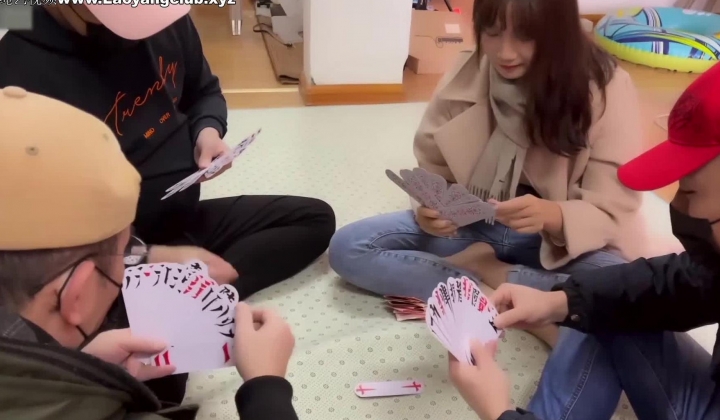 母狗训练营，丰满内涵闷骚女【安安】剧情演绎，打牌出老千被惩罚，捆绑口含扒光调教