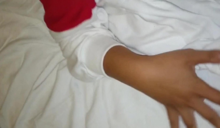 嫩逼毛才长了一点点学生妹 还穿着校服 操处女的感觉真他妈的紧