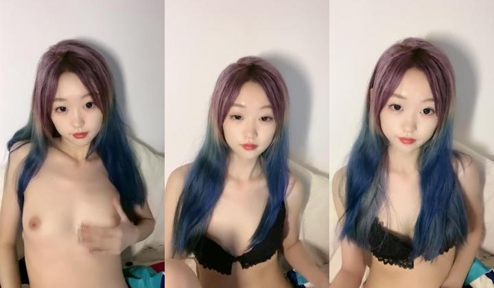 纯欲系天花板！高颜值极品美少女！新染的蓝发，苗条贫乳奶子揉捏，掰开紧致粉穴，近距离特写