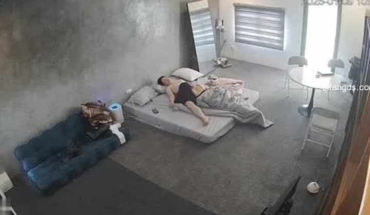 黑客破解家庭网络摄像头偷拍住毛坯房的年轻情侣疯狂做爱有时一天做爱几次