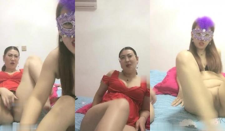【熟女控】 哎呦卧槽，你这尿哗哗滴还不多啊，两熟女，在客厅撒尿，埋头舔吸尿液，厕所喝尿，互相舌吻舔逼，韵味太熟啦！