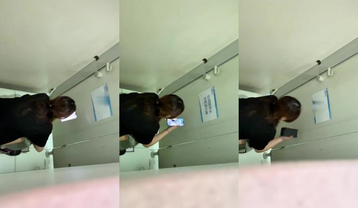 熊学生潜入教学楼女厕抄底偷拍 几个学姐的逼穿着凉鞋头上戴朵红花的极品大三白虎学姐