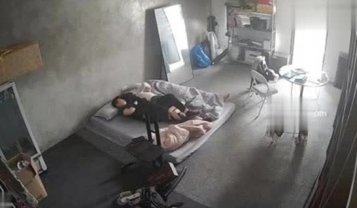 黑客破解家庭网络摄像头偷拍住毛坯房的年轻情侣疯狂做爱有时一天做爱几次