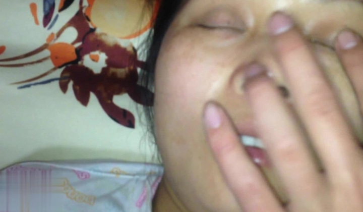 不走正路走偏门的变态恋母小青年网撩了一位务工小少妇约会时用点小手段带到宾馆换上各种丝袜玩弄完整版