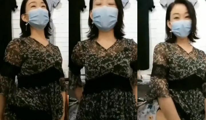 气质熟女老板娘 趁店里没有生意 展示她的小翘臀 问你喜不喜欢