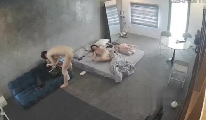黑客破解家庭网络摄像头偷拍住毛坯房的年轻情侣疯狂做爱有时一天做爱几次