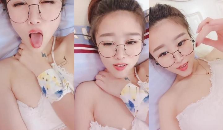 英语老师- 小语儿 -，弹幕置顶：老师的逼逼真好看。’你们怎么这么骚呢，还置顶啦‘，风骚的笑声，手指自慰，浓浓阴液聚集阴道！