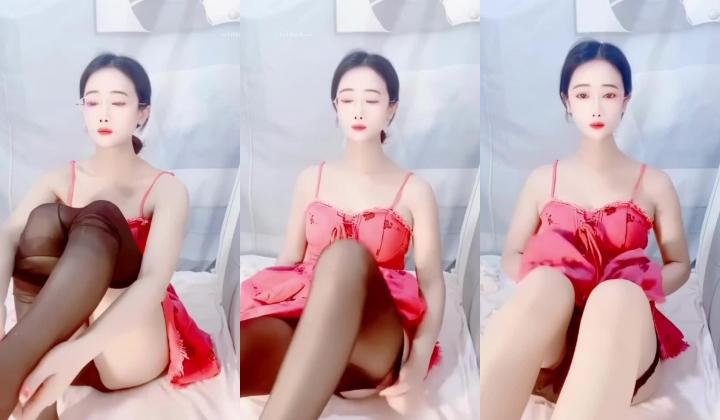 骚逼主播【私人老师】不愧是楼凤,口活干炮一条路,业务很熟练,掰逼展示,裸舞诱惑,眼镜妹骚啊