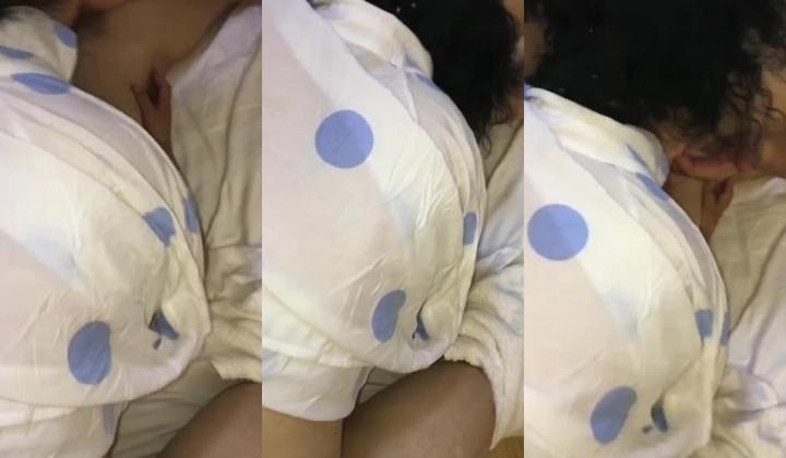 3P前后艹骚熟女，阿姨两个大叔强暴，按住偷口暴吞精！