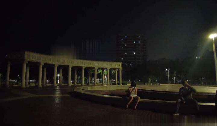 天花板露出狂人御姐【cikaimoon】9月26日作品流出，真空超短裙坐在城市广场中央人群后露出骚逼