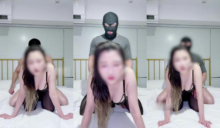 推特武汉绿帽情侣博主「丝袜小淫妻」油亮黑丝脚踩在你脸上，脚趾隔着丝袜夹你鼻子，让你闻我的脚味混着骚味，下面蕾丝已经撕开一条缝...