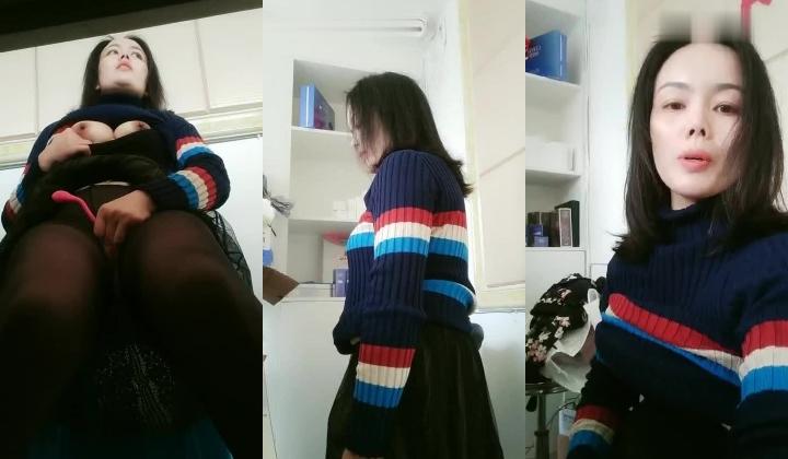非常风骚的大姐露脸一个人在店里看店没事干找刺激，看着外面的行人自己漏奶玩逼，开档黑丝自慰呻吟真骚