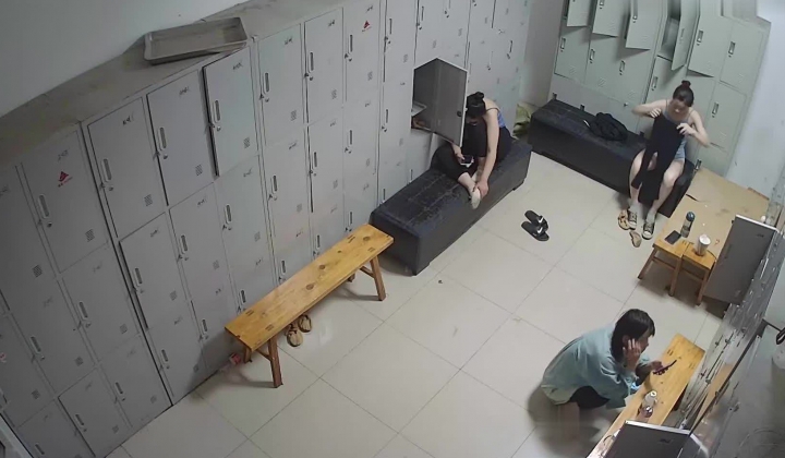 舞蹈班《监控破解》偷拍多位美女学员后台换衣服