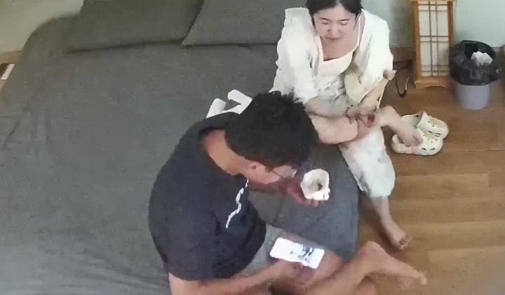 酒店摄像头偷拍 吃完鸡排就开始做爱看着女友白皙的胴体黑小伙忍不住用精液当身体乳射背上