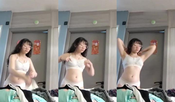 禽兽哥哥用玩具偷拍大一放暑假的妹妹日常换衣服，洗澡。强力推荐