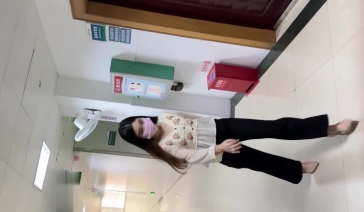 医院女厕全景偷拍走路很骚气的高跟少妇