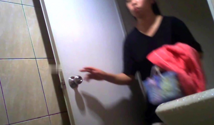 表妹家停电来我家借宿一晚，趁机TP表妹洗澡,脚抬起来搓小腿的时候看到整只裂开嘴的鲍鱼