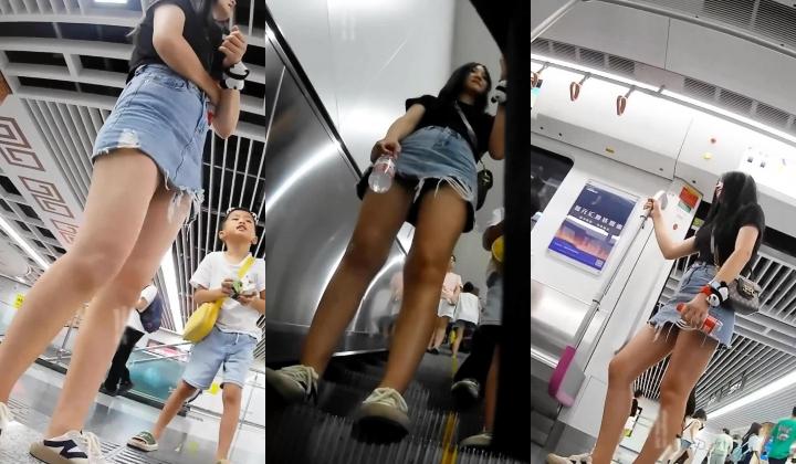 大神尾随偷拍美女裙底风光 少妇腿夹矿泉水瓶黑色窄内制服JK学妹逛街身材极品白色条纹内内可爱风沾着分泌物