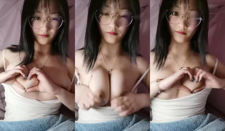 露脸极品反差女大生，高颜值女神级别【雪儿】私拍，穿衣和脱衣判若两人，放尿车震道具自摸被金主无套各种输出