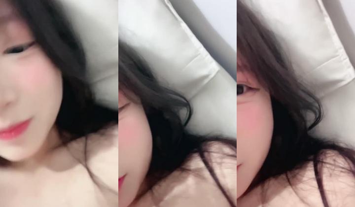 清纯漂亮邻家小妹，初恋的感觉【呆呆小猫】下海福利，扣穴自慰敏感型，很有撸点