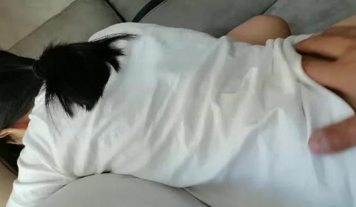 阿姨在旁边哄孩子：‘想睡觉了，是吧？’，小媳妇一声不坑在客厅吃着鸡，怕阿姨听到，这刺激真快乐！